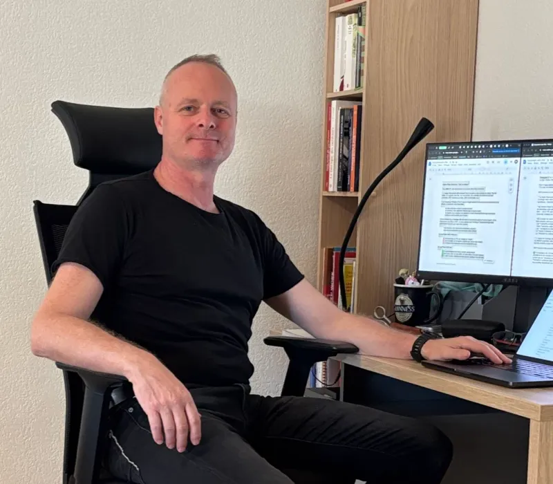 Thomas à son bureau, devant ses écrans de travail
